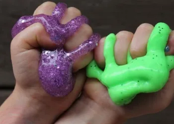 PERIGO: Slime intoxica menina de 12 anos, médicos alertam para perigo