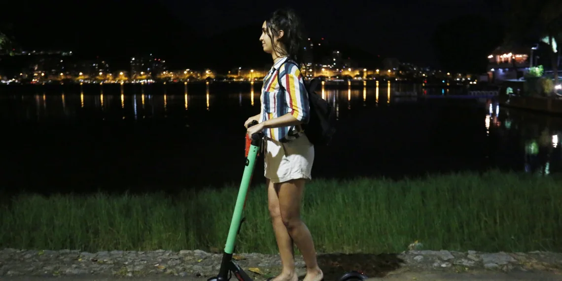 Ainda sem regulamentação, patinetes elétricos têm explosão no número de usuários e causam dezenas de acidentes no Rio