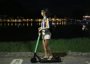 Ainda sem regulamentação, patinetes elétricos têm explosão no número de usuários e causam dezenas de acidentes no Rio