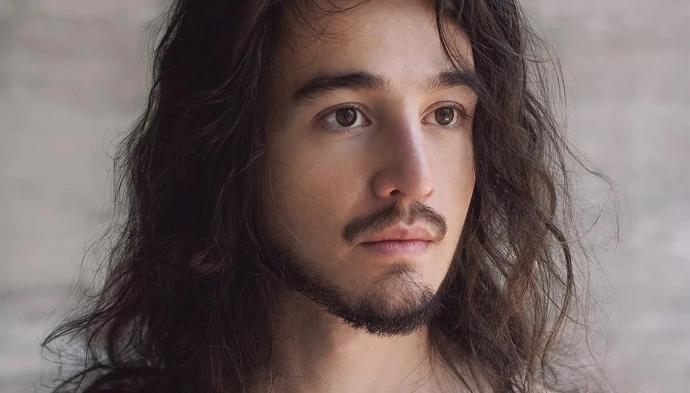 Tiago Iorc está de volta! Cantor lança álbum com 13 faixas após mais de um ano sumido
