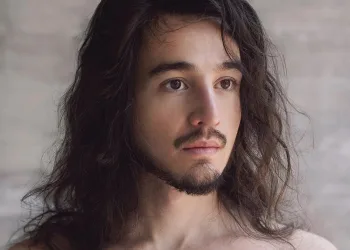 Tiago Iorc está de volta! Cantor lança álbum com 13 faixas após mais de um ano sumido