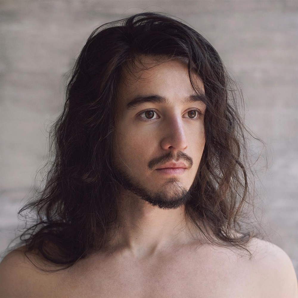 Tiago Iorc está de volta! Cantor lança álbum com 13 faixas após mais de um ano sumido