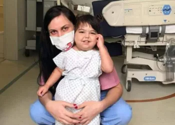 Mãe doa parte do intestino para salvar a vida da filha em cirurgia inédita no Brasil: “Ela não tinha como sobreviver”