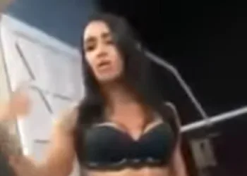 Vídeo: travesti invade culto, cobra dinheiro de programa ao pastor e viraliza nas redes sociais