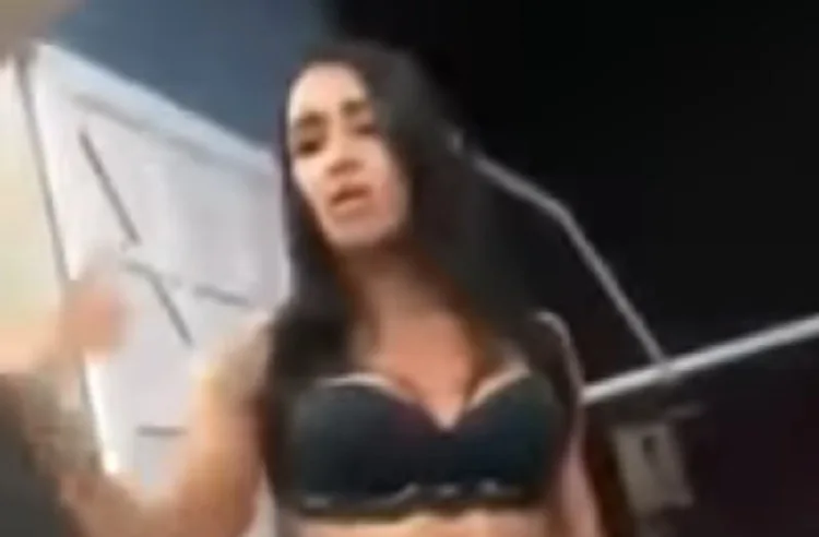 Vídeo: travesti invade culto, cobra dinheiro de programa ao pastor e viraliza nas redes sociais