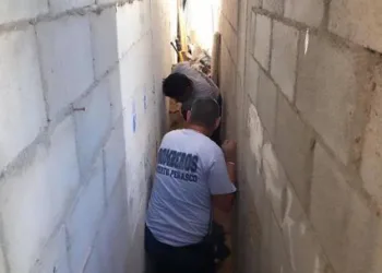 Homem quase se enterra vivo ao cavar túnel para espiar a ex-namorada.
