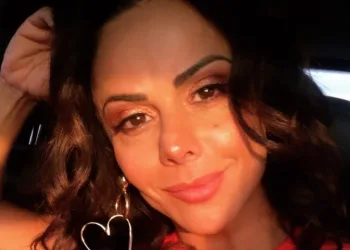 Viviane Araújo relembra ensaio com body cavado e deixa fãs babando
