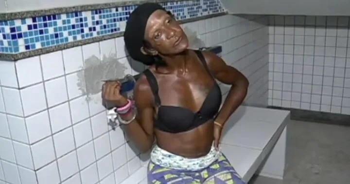 Travesti presa diz que agora vai “pegar os novinhos na cadeia”