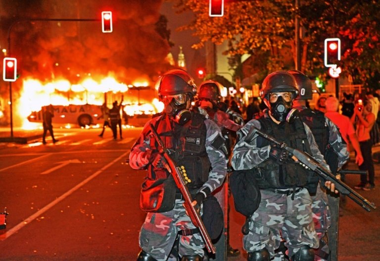 Rio: Protesto contra cortes na Educação acaba em confronto( FOTOS)