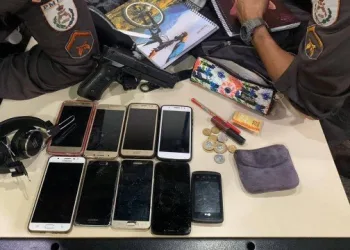 Dois homens tentam assaltar ônibus no RJ e acabam rendidos por passageiros