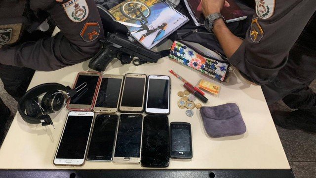 Dois homens tentam assaltar ônibus no RJ e acabam rendidos por passageiros