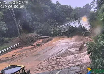 Rio-Santos fica interditada após queda de barreira