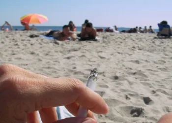 FUMAR NA PRAIA PODE SE TORNAR PROIBIDO…