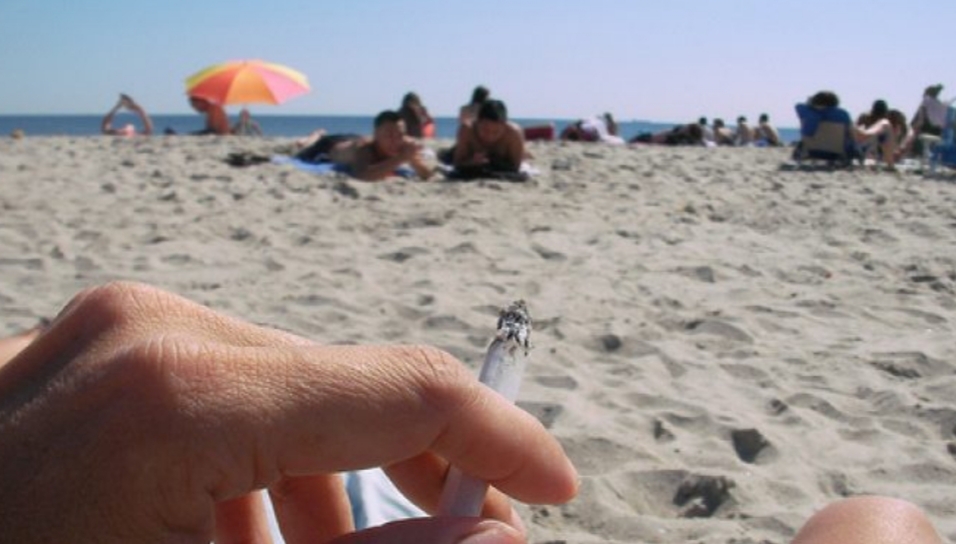 FUMAR NA PRAIA PODE SE TORNAR PROIBIDO…