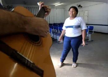 Jovem de Campo Grande conquista internet com vozeirão em música de Ana Carolina