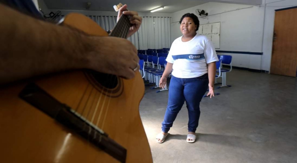 Jovem de Campo Grande conquista internet com vozeirão em música de Ana Carolina