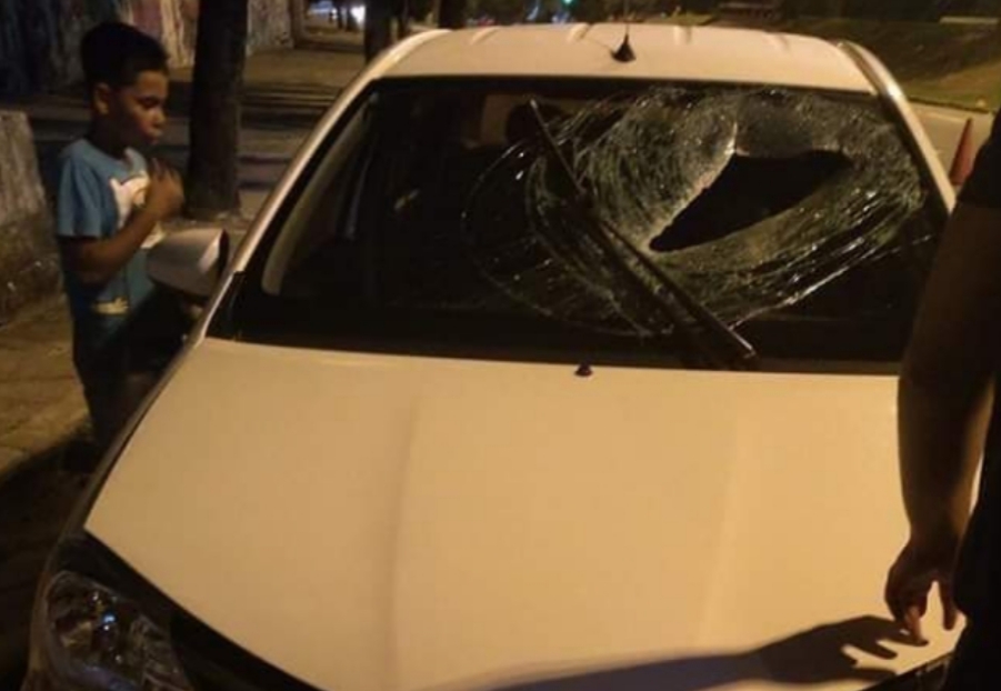 Motorista da uber morre após ser atingido por bloco de concreto no RJ