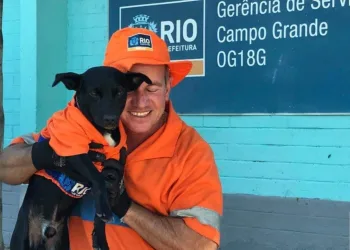 Gari e cão uniformizados fazem sucesso na limpeza nas  ruas de Campo Grande