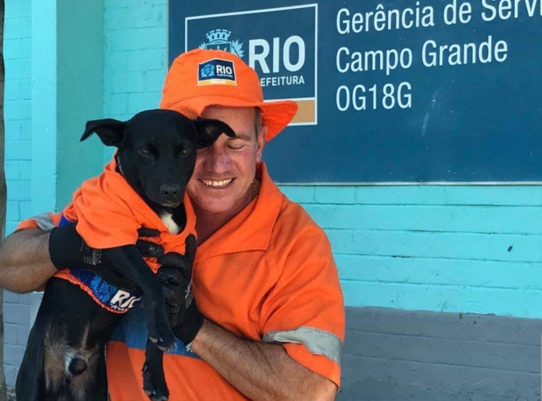 Gari e cão uniformizados fazem sucesso na limpeza nas  ruas de Campo Grande
