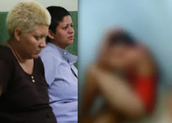Lésbicas que esquartejaram o próprio filho de nove anos são brutalmente espancadas na cadeia.*