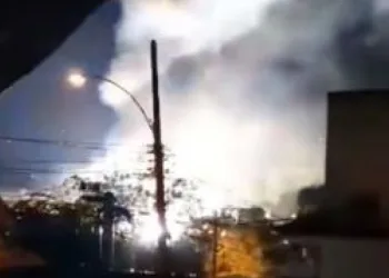 Trem da SuperVia pega fogo na Zona Norte
