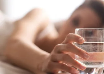 Saiba porque você tem que beber água com o estômago vazio ao acordar