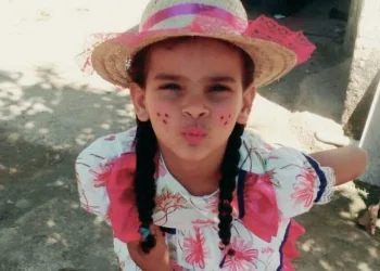 MÃE E AVÔ DE MENINA MORTA APÓS CAIR EM GASOLINA NO RIO ESTÃO ENVOLVIDOS EM FURTO DE COMBUSTÍVEL, DIZ A POLÍCIA