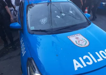 CARRO DA POLICIA É METRALHADO NO RJ(FOTOS)