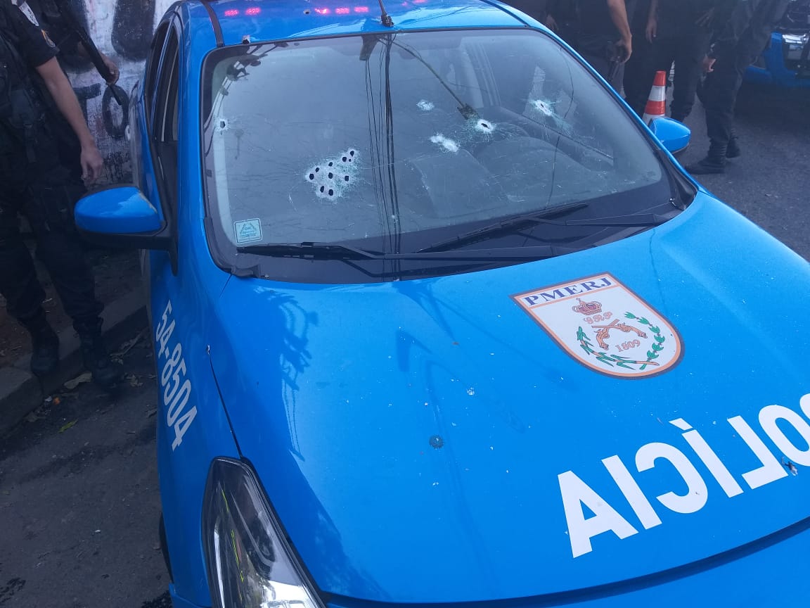 CARRO DA POLICIA É METRALHADO NO RJ(FOTOS)