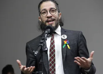 Jean Wyllys processará Ratinho por fake news em entrevista com Moro