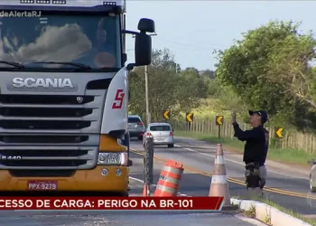 Polícia Rodoviária Federal aumenta fiscalização de excesso de caminhões na BR-101