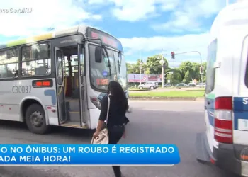 Roubo acontece a cada 30 minutos dentro de ônibus, de acordo com Instituto de Segurança Pública