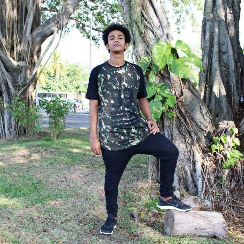 JOVEM MORRE AO TENTAR TIRAR SELFIE NA PASSARELA EM ESTAÇÃO DO RJ