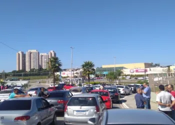 Motoristas de aplicativo fazem cortejo e protesto após morte de condutor no RJ