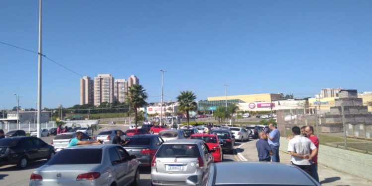 Motoristas de aplicativo fazem cortejo e protesto após morte de condutor no RJ