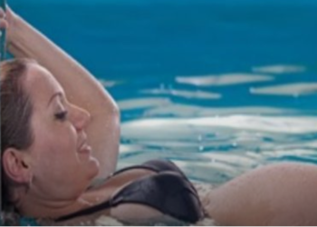Mulher dá à luz bebé na piscina e baptiza-o de “Cloro”.