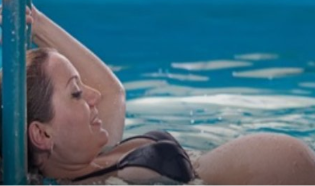 Mulher dá à luz bebé na piscina e baptiza-o de “Cloro”.