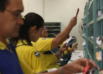 Correios têm um chefe para cada dois servidores e 9 mil estão em licença-médica