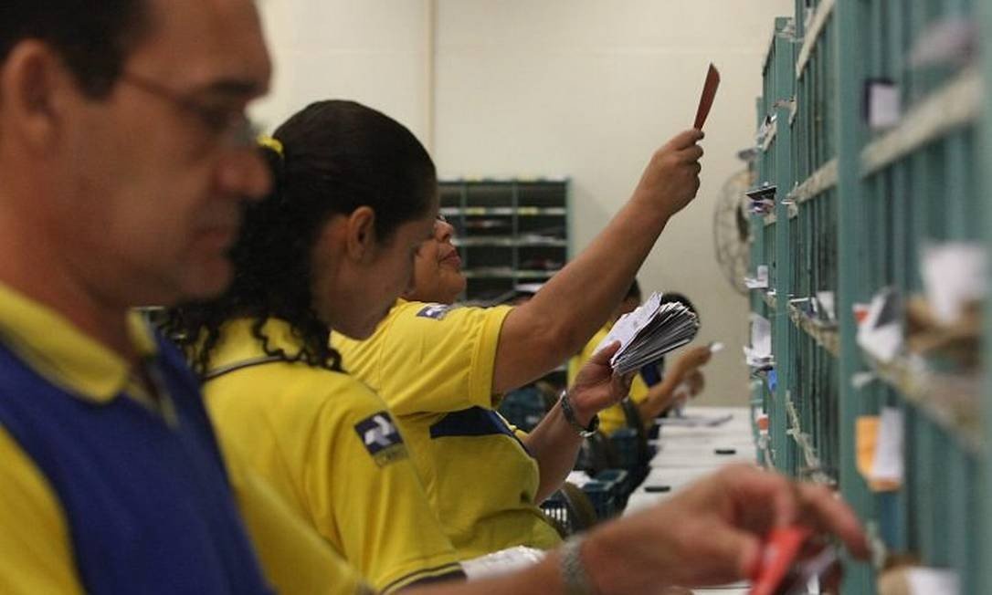 Correios têm um chefe para cada dois servidores e 9 mil estão em licença-médica