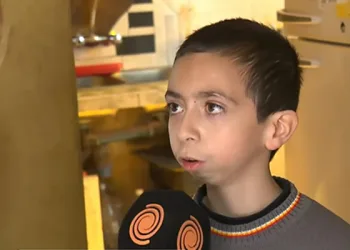 Garotinho oferece toda sua poupança a quem devolver seu celular que tem fotos da mãe falecida