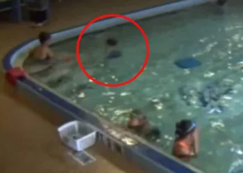 MENINO DE 3 ANOS SE AFOGA POR 2 MINUTOS NA NATAÇÃO E NINGUÉM VÊ!