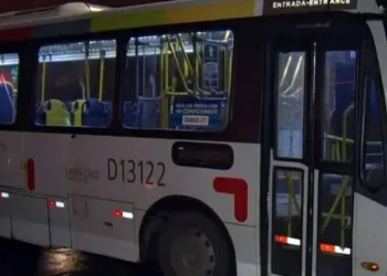 Mulher morre e outras duas pessoas são baleadas durante assalto a ônibus na Zona Oeste