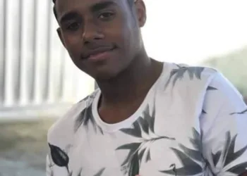 Jovem é levado para favela dominada por facção rival a que ele mora e morto por traficantes na zona oeste do RJ