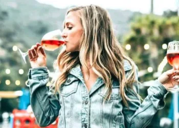 Beber uns copos ajuda-te a falar outros idiomas com mais fluência