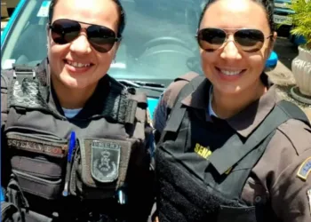 Casal de PMs viraliza em post de dia dos namorados