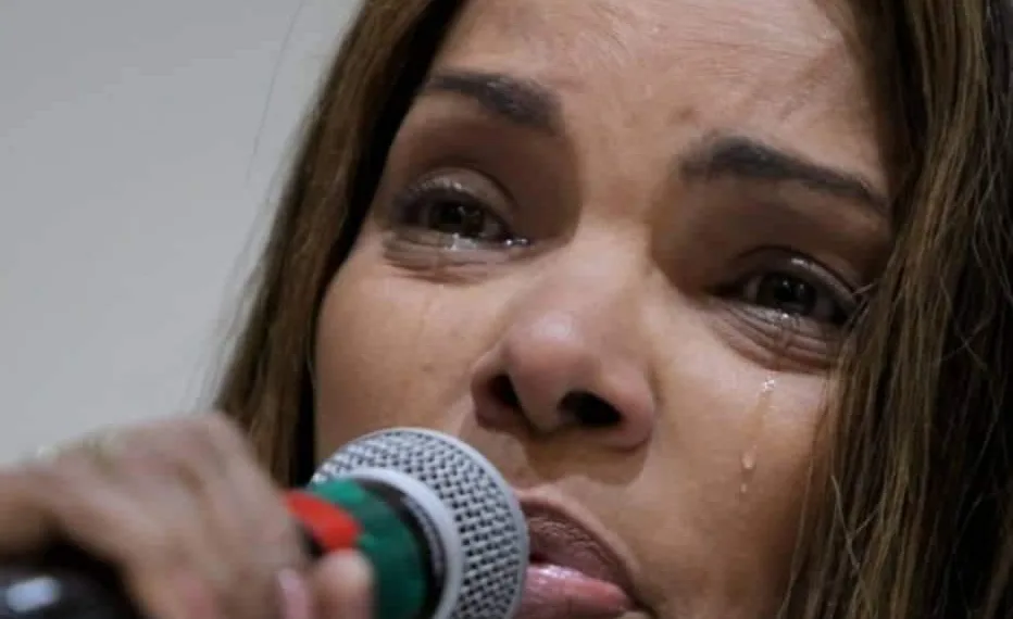 Mototaxista diz que viu neta de Flordelis jogar celular no mar após morte de pastor