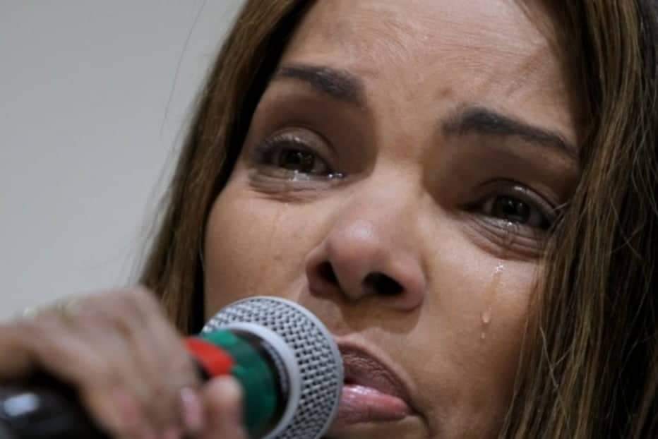 Mototaxista diz que viu neta de Flordelis jogar celular no mar após morte de pastor