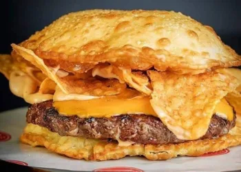 Lanchonete cria “hambúrguer de pastel” e chama a atenção na internet