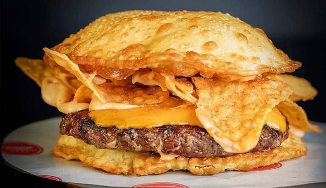 Lanchonete cria “hambúrguer de pastel” e chama a atenção na internet