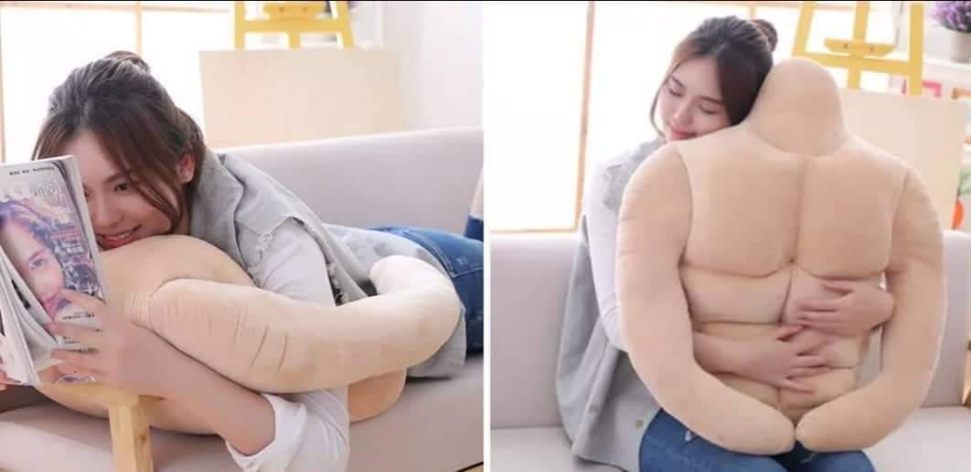Travesseiro em forma de namorado é a nova febre entre as solteiras